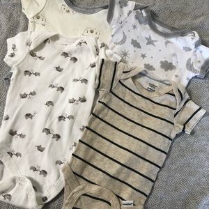 ✨4 for $22✨ 0-3m Onesies